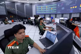 Cuộc chiến của lực lượng An ninh mạng với tin tặc là một cuộc chiến thực sự - không tiếng súng, không kẻ thù lộ mặt, nhưng hậu quả nếu thua thì hàng triệu người dân sẽ cảm nhận ngay lập tức. (Ảnh: Phạm Kiên/TTXVN)