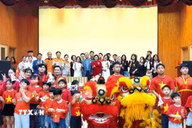 Các đại biểu và cộng đồng người Việt tại ngày hội. (Ảnh: Đào Lâm/TTXVN)