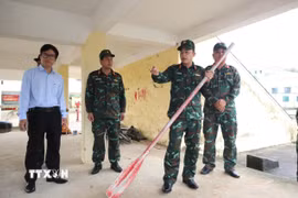 Đại tá Trần Hữu Ích (Chỉ huy trưởng Bộ Chỉ huy Quân sự thành phố Đà Nẵng) kiểm tra công tác chuẩn bị, ứng phó với mưa lũ tại các địa phương có nguy cơ ngập sâu, chia cắt. (Ảnh: TTXVN phát)