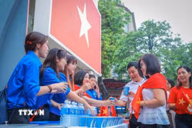 Đoàn Thanh niên TTXVN tổ chức chương trình hỗ trợ người dân trong dịp đại lễ 80 năm Quốc khánh. (Ảnh: Hoàng Hiếu/TTXVN)