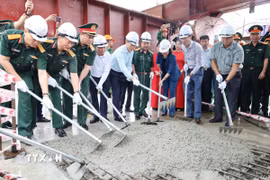 Các đại biểu thực hiện nghi thức hợp long cầu Phong Châu mới. (Ảnh: Tạ Toàn/TTXVN)