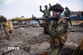 Binh sỹ Quân đội giải phóng nhân dân Sudan sử dụng vũ khí tại Lelo, ngoại ô Malakal, phía Bắc Nam Sudan. (Ảnh: AFP/TTXVN)