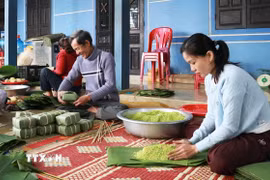 Gói bánh chưng mặt trăng. (Ảnh: Tường Vi/TTXVN)