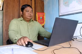K’Bàng theo dõi bản đồ quy hoạch đất đai khu vực giáp ranh rừng Tà Đùng. (Ảnh: Hưng Thịnh/Vietnam+)