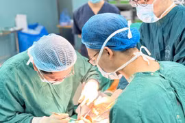 Các bác sỹ thực hiện tái tạo vết thương cho bệnh nhân. (Ảnh: Bệnh viện cung cấp)