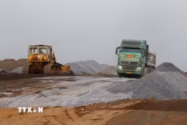 Đá xây dựng được đưa đến công trường phục vụ thi công sân bay Long Thành. (Ảnh: Công Phong/TTXVN)