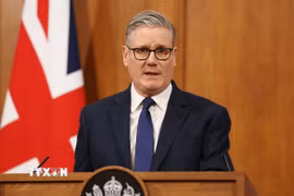 Thủ tướng Anh Keir Starmer phát biểu tại cuộc họp báo ở thủ đô London. (Ảnh: THX/TTXVN)