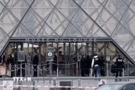 Cảnh sát được triển khai tại Bảo tàng Louvre ở Paris, sau vụ trộm gây chấn động nước Pháp. (Ảnh: Reuters/TTXVN)