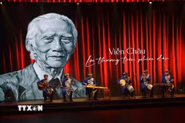 Buổi diễn tái hiện những tác phẩm vọng cổ kinh điển và trích đoạn cải lương nổi tiếng gắn liền với tên tuổi soạn giả Viễn Châu. (Ảnh: Huỳnh Sơn/TTXVN)