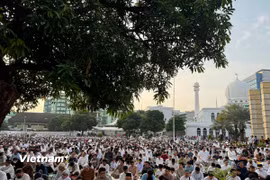 Các tín đồ tại buổi lễ cầu nguyện ngoài trời ở Thánh đường Hồi giáo Al-Azhar, Indonesia. (Ảnh: Đỗ Quyên/Vietnam+)