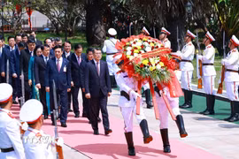 Thủ tướng Lê Minh Hưng và đoàn đại biểu cấp cao Việt Nam đến đặt vòng hoa tưởng niệm tại Đài liệt sỹ vô danh Lào. (Ảnh: Dương Giang/TTXVN)