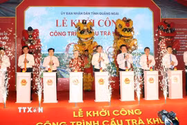 Các đại biểu bấm nút khởi công cầu Trà Khúc 1. (Ảnh: Cao Nguyên/TTXVN)