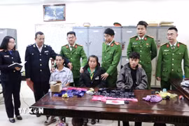 Từ trái sang các đối tượng gồm: Châu Văn Cường, Sầm Thị Hiền và Lô Văn Tuấn và tang vật tại cơ quan công an. (Ảnh: TTXVN phát)