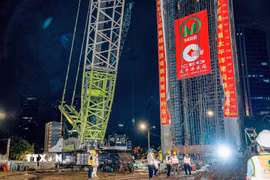 Lồng thép đầu tiên của hệ thống tường vây ga S3 (thuộc tuyến Metro số 5) được chuẩn bị trước khi cẩu hạ vào hố đào theo đúng quy trình kỹ thuật. (Ảnh: Trung Nguyên/TTXVN)