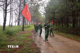 Đội tuần tra Đồn Biên phòng cửa khẩu Quốc tế Bờ Y làm nhiệm vụ tuần tra biên giới. (Ảnh: Kha Phạm/TTXVN)