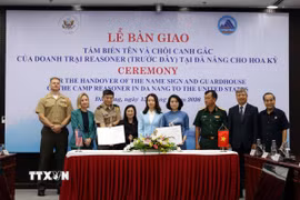 Đại diện thành phố Đà Nẵng và đại diện phía Hoa Kỳ hoàn thành ký kết bàn giao các hiện vật. (Ảnh: Trần Lê Lâm/TTXVN)