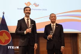 Đại sứ Việt Nam tại Slovakia Phạm Trường Giang và Bộ trưởng Ngoại giao và Các vấn đề châu Âu Slovakia Juraj Blanár. (Ảnh: TTXVN phát)