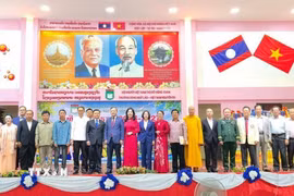 Các đại biểu chụp ảnh lưu niệm tại buổi lễ. (Ảnh: Xuân Tú/TTXVN)
