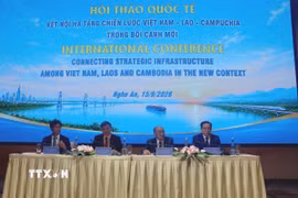 Các lãnh đạo 3 nước Việt Nam-Lào-Campuchia chủ trì hội thảo. (Ảnh: Trịnh Duy Hưng/TTXVN)