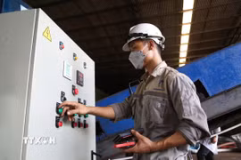 Kỹ sư vận hành thiết bị hiện đại trong dây chuyền sản xuất, góp phần nâng cao năng suất và chất lượng sản phẩm. (Ảnh: Giang Phương/TTXVN)