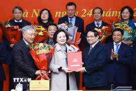 Thủ tướng Phạm Minh Chính trao Quyết định cho Đảng bộ Bộ Nội vụ. (Ảnh: Dương Giang/TTXVN)