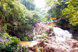 Suối Mỡ được tạo nên bởi muôn dòng nước trắng xóa tỏa ra từ đá núi. (Nguồn: Cục Du lịch Quốc gia Việt Nam)