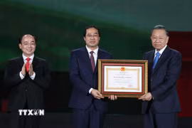 Tổng Bí thư, Chủ tịch nước Tô Lâm trao tặng Huân chương Lao động Hạng nhất tặng Đảng bộ, chính quyền và Nhân dân tỉnh Thái Nguyên. (Ảnh: Thống Nhất/TTXVN)