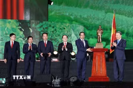 Tổng Bí thư, Chủ tịch nước Tô Lâm trao tặng Huân chương Lao động hạng Nhất cho Đảng bộ, chính quyền và Nhân dân tỉnh Thái Nguyên. (Ảnh: Thống Nhất/TTXVN)