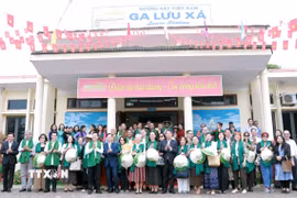 Lãnh đạo tỉnh Thái Nguyên đón Đoàn Phu nhân, Phu quân các Đại sứ, Trưởng các cơ quan đại diện nước ngoài tại Việt Nam cùng khách du lịch tham quan tại ga Lưu Xá, Thái Nguyên. (Ảnh: Trần Trang/TTXVN)