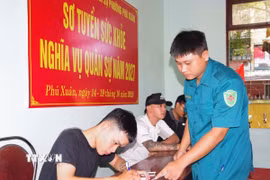 Dù có công việc ổn định, nhiều thanh niên vẫn sẵn sàng gác lại dự định, viết đơn tình nguyện lên đường thực hiện nghĩa vụ quân sự. (Ảnh: Mai Trang/TTXVN)