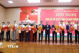 Ủy viên Trung ương Đảng, Bí thư Tỉnh ủy Quảng Ngãi Hồ Văn Niên trao Quyết định cho các cán bộ được điều động, luân chuyển. (Ảnh: Phạm Cường/TTXVN)