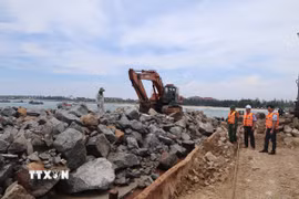 Ngày 5/5, lãnh đạo phường Hội An Đông trực tiếp lên các sà lan kiểm tra tiến độ thi công cũng như công tác đảm bảo vệ sinh môi trường của nhà thầu thi công tuyến đê ngầm giảm sóng ở khu vực ngoài khơi biển Cửa Đại, thành phố Đà Nẵng. (Ảnh: Đỗ Trưởng/TTXVN)
