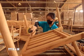 Sản xuất ghế xuất khẩu. (Ảnh: Tuấn Anh/TTXVN)
