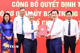 Đồng chí Đỗ Văn Chiến trao quyết định thành lập các đảng bộ, chi bộ trực thuộc. (Ảnh: Minh Đức/TTXVN)