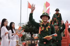 Các chiến sỹ mới phấn khởi lên đường nhận nhiệm vụ. (Ảnh: Quốc Dũng/TTXVN)