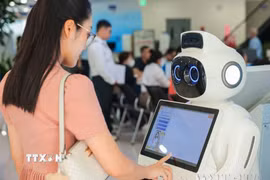 Robot lễ tân giúp hướng dẫn thủ tục, tra cứu thông tin, chỉ dẫn vị trí quầy thay cho con người, giảm áp lực cho nhân viên. (Ảnh: Hoàng Hiếu/TTXVN)
