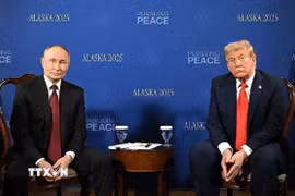 Tổng thống Nga Vladimir Putin (trái) trong cuộc họp với Tổng thống Mỹ Donald Trump tại Căn cứ Elmendorf-Richardson ở Anchorage, bang Alaska (Mỹ) ngày 15/8. (Ảnh: THX/TTXVN)