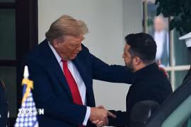 Tổng thống Mỹ Donald Trump (trái) đón Tổng thống Ukraine Volodymyr Zelensky tại Washington D.C. ngày 18/8. (Ảnh: THX/TTXVN)