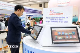 Du khách tìm hiểu các sản phẩm du lịch tại khu vực ứng dụng công nghệ thông tin trong phát triển du lịch Thành phố Hồ Chí Minh. (Ảnh: Khánh Hòa/TTXVN)