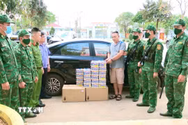 Đối tượng Nguyễn Văn Khuynh bị bắt quả tang cùng tang vật và phương tiện. (Ảnh: TTXVN phát)