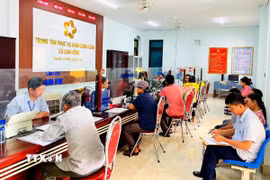 Trung tâm phục vụ hành chính công xã Cam Hồng (Quảng Trị) từng bước khẳng định vai trò “cầu nối hiệu quả” giữa chính quyền và nhân dân. (Ảnh: Võ Dung/TTXVN)