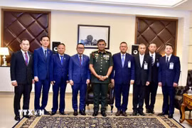 Tổng Tham mưu trưởng Lực lượng vũ trang Malaysia, Đại tướng Mohd Nizam bin Hj Jaffar (giữa) cùng Trưởng đoàn Thái Lan Trung tướng Nuttapong Praokaew (bên cạnh phải) và Trưởng đoàn Campuchia Thiếu tướng Sin Sokha (bên cạnh trái) cùng các thành viên của hai đoàn. (Ảnh: TTXVN phát)