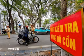 Cảnh sát Giao thông Hà Nội duy trì kiểm soát nồng độ cồn trong dịp Tết Nguyên đán. (Ảnh: Trung Nguyên/TTXVN)