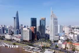 Nhiều cao ốc mới hình thành đan xen khu dân cư hiện hữu, tượng đài Trần Hưng Đạo (công viên Mê Linh, Quận 1), sông Sài Gòn. (Ảnh: Thanh Vũ/TTXVN)