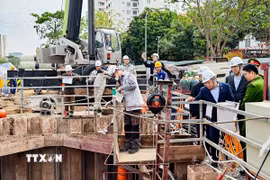 Lãnh đạo thành phố Hà Nội kiểm tra, động viên cán bộ, kỹ sư, công nhân tại một số công trường thi công các dự án chống úng ngập trọng điểm trên địa bàn. (Ảnh: Trung Nguyên/TTXVN)