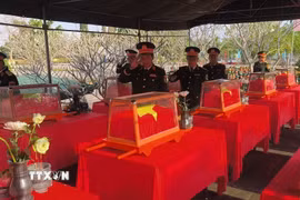 Đại biểu bày tỏ lòng thành kính trước anh linh anh hùng liệt sỹ. (Ảnh: Huỳnh Phúc Hậu/TTXVN)