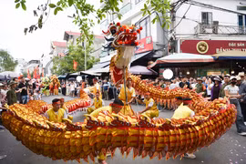 Múa Rồng tại lễ hội Đền Đô. (Ảnh: Thanh Thương/TTXVN)