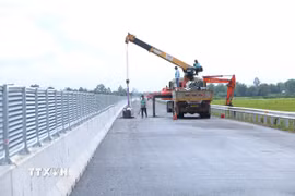 Công nhân thi công trên công trường cao tốc Cần Thơ-Cà Mau. (Ảnh: Tuấn Phi/TTXVN)