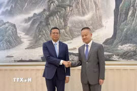 Đại sứ Việt Nam tại Trung Quốc Phạm Thanh Bình (trái) hội kiến Trưởng Ban Liên lạc Đối ngoại Trung ương Đảng Cộng sản Trung Quốc Lưu Hải Tinh. (Ảnh: TTXVN phát)