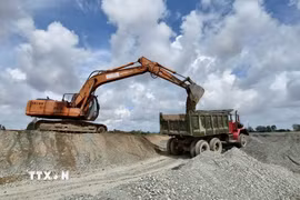 Các phương tiện vận chuyển cát đá thi công cao tốc. (Ảnh minh họa. Thanh Sang/TTXVN)